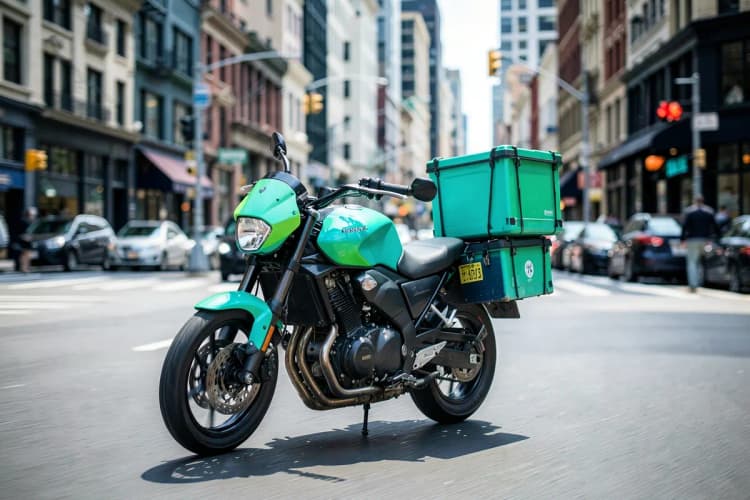 Uma moto sendo usada para entregas em uma cidade movimentada, com caixas de entrega nas costas.