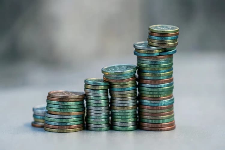 Gráfico de barras mostrando crescimento financeiro com moedas ao lado