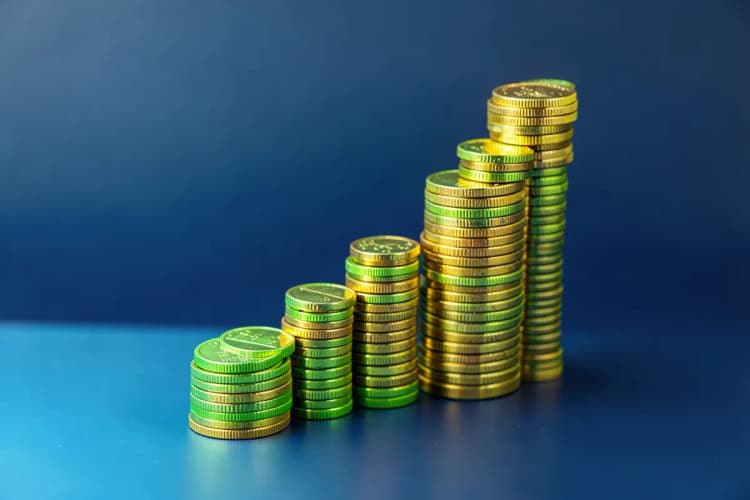 Gráfico de barras ascendente feito de moedas de ouro empilhadas, simbolizando crescimento financeiro.